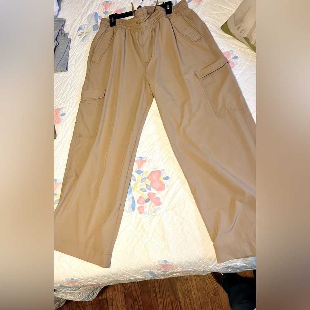 Women’s thin wide leg cargo pants.  No tags but never worn